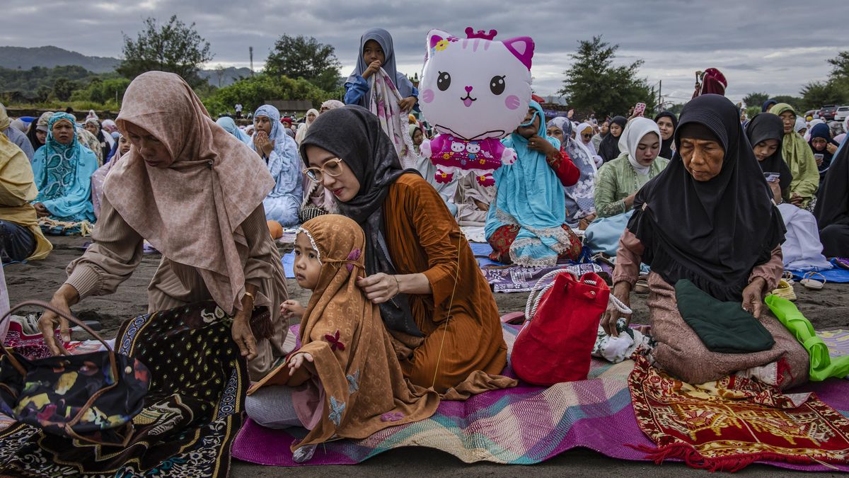 Fotky: Muslimové slaví svátek přerušení půstu